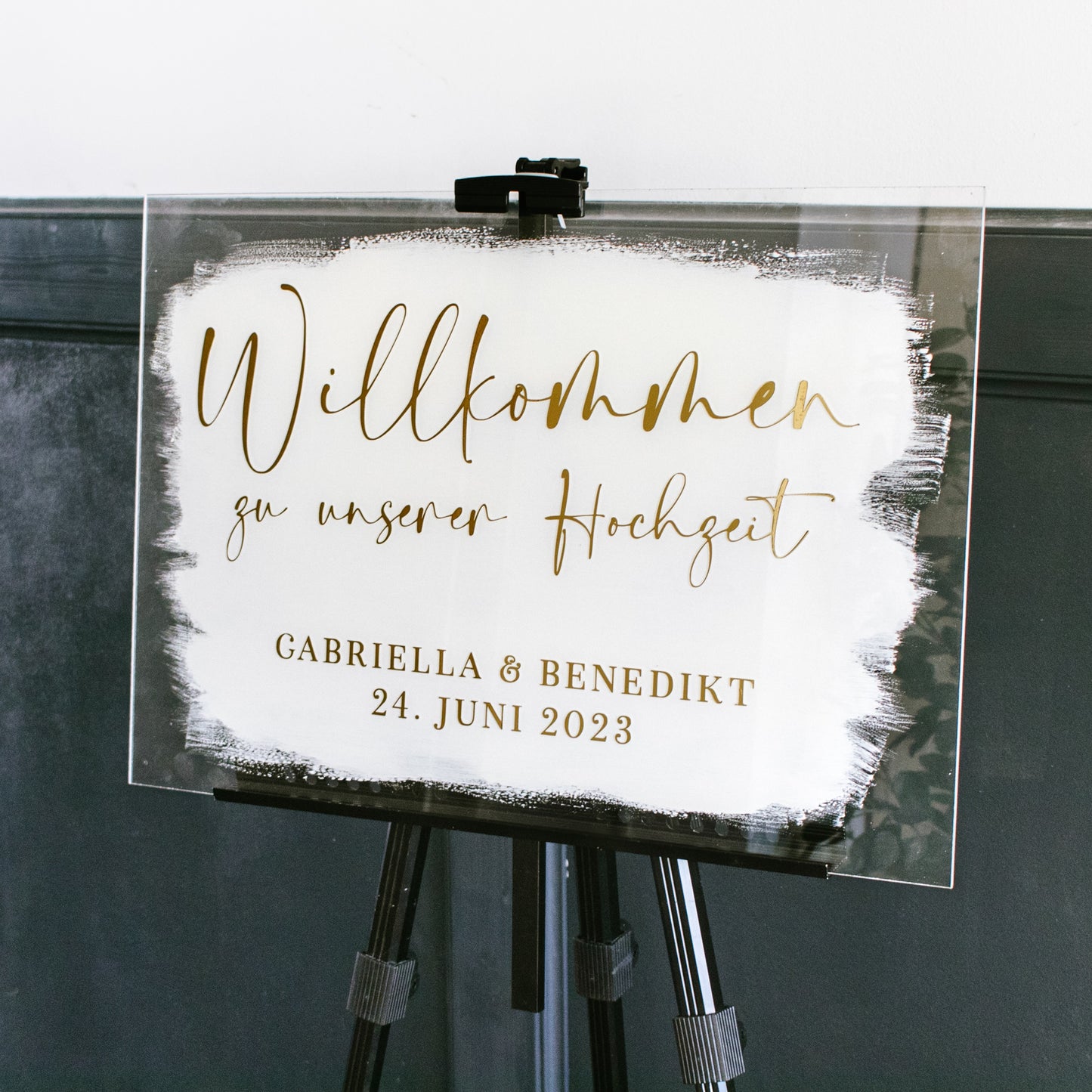 Willkommensschild “Clara” – Acrylschild mit farbigen Hintergrund