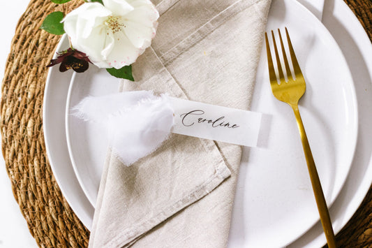 Eukalyptus, Gold und Acryl: Platzkarten-Trends für deine Hochzeit 2025